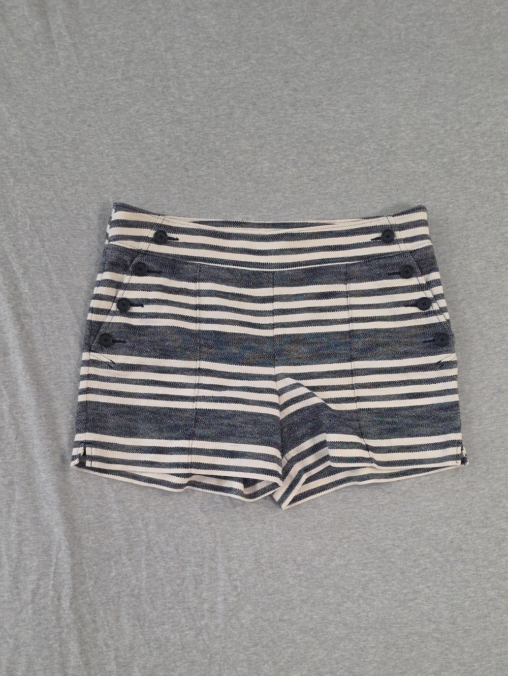 Women's LOFT Navy and Cream Striped Riviera Shorts Size 6
